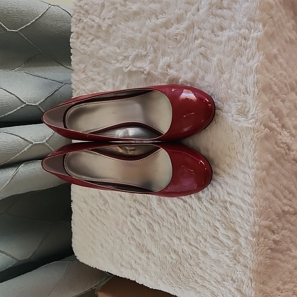 Red Bandolino pumps in size 7
